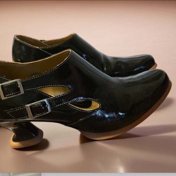 Elegant Black, Patent Leather Fluevog Heels - Picture 3 of 16